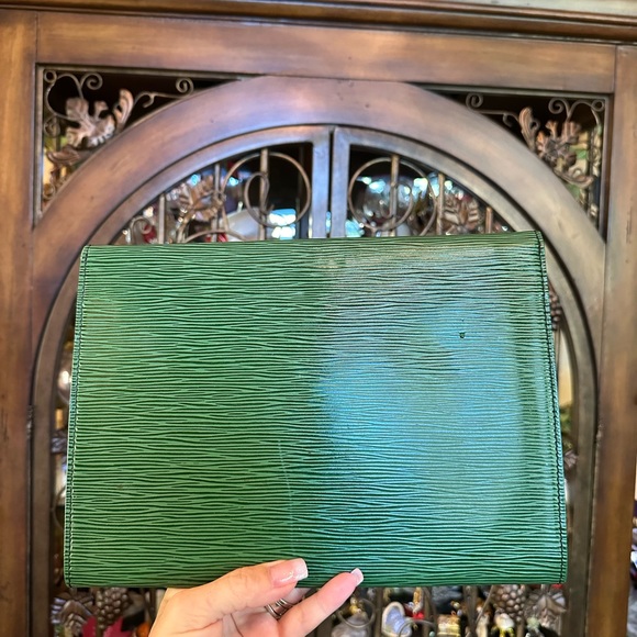 Beautiful Louis Vuitton Lena Epi Clutch - Picture 11 of 14